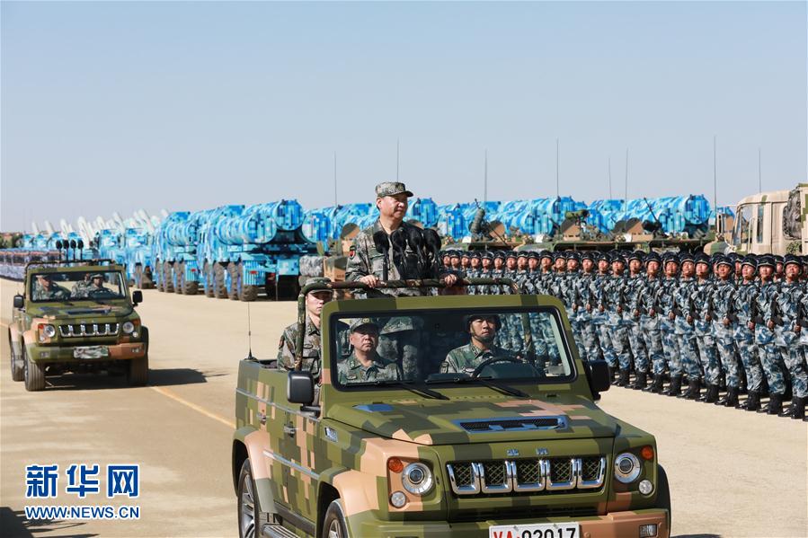 7月30日上午，慶祝中國人民解放軍建軍90周年閱兵在朱日和聯(lián)合訓練基地隆重舉行。中共中央總書記、國家主席、中央軍委主席習近平檢閱部隊并發(fā)表重要講話。這是習近平乘車檢閱部隊。新華社記者 李剛 攝