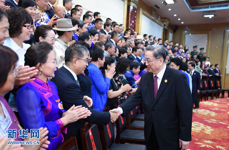 8月7日，中共中央政治局常委、全國(guó)政協(xié)主席、中央代表團(tuán)團(tuán)長(zhǎng)俞正聲在內(nèi)蒙古新城賓館會(huì)見(jiàn)內(nèi)蒙古自治區(qū)離退休老同志和各族各界群眾代表，并與他們合影留念。新華社記者 張領(lǐng) 攝