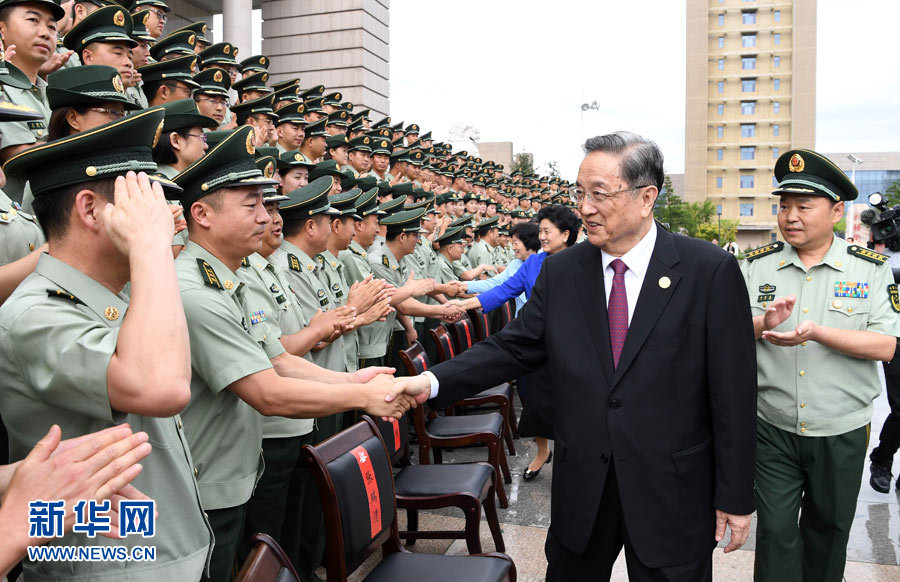 8月7日，中共中央政治局常委、全國(guó)政協(xié)主席、中央代表團(tuán)團(tuán)長(zhǎng)俞正聲率代表團(tuán)部分成員分別赴內(nèi)蒙古軍區(qū)、武警內(nèi)蒙古總隊(duì)、武警內(nèi)蒙古森林總隊(duì)慰問(wèn)，并會(huì)見自治區(qū)政法干警代表。這是俞正聲會(huì)見武警內(nèi)蒙古總隊(duì)官兵。新華社記者 張領(lǐng) 攝