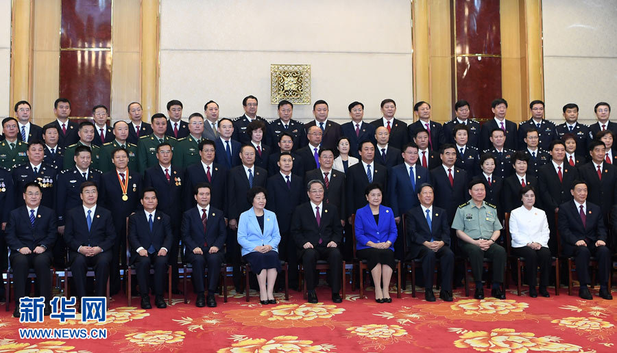 8月7日，中共中央政治局常委、全國(guó)政協(xié)主席、中央代表團(tuán)團(tuán)長(zhǎng)俞正聲率代表團(tuán)部分成員分別赴內(nèi)蒙古軍區(qū)、武警內(nèi)蒙古總隊(duì)、武警內(nèi)蒙古森林總隊(duì)慰問(wèn)，并會(huì)見自治區(qū)政法干警代表。這是俞正聲會(huì)見自治區(qū)政法干警代表并合影。新華社記者 張領(lǐng) 攝