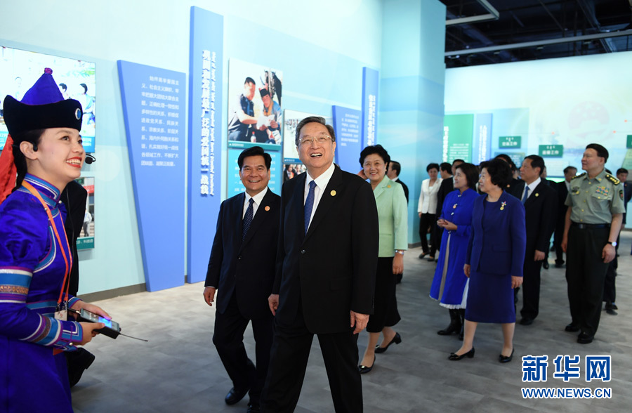 8月7日，中共中央政治局常委、全國政協(xié)主席、中央代表團(tuán)團(tuán)長俞正聲率代表團(tuán)全體成員來到內(nèi)蒙古展覽館，參觀《守望相助團(tuán)結(jié)奮斗&mdash;&mdash;慶祝內(nèi)蒙古自治區(qū)成立70周年展覽》。 新華社記者 張領(lǐng) 攝