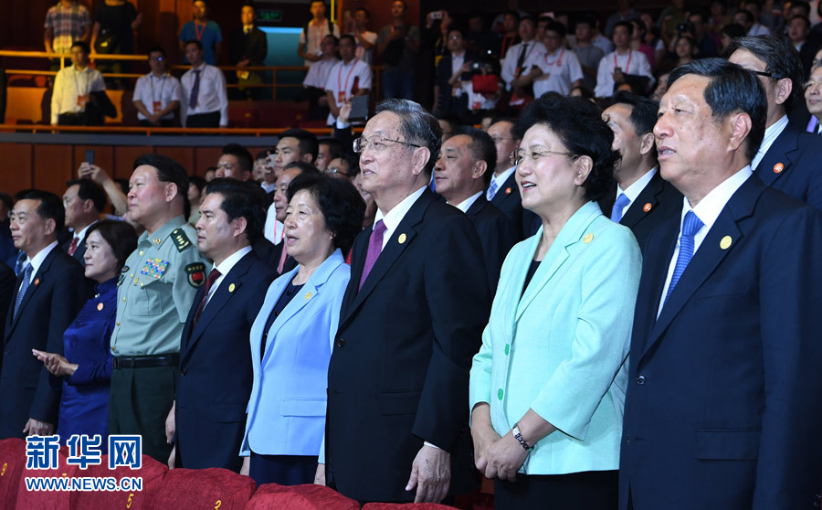 8月7日，慶祝內蒙古自治區(qū)成立70周年文藝晚會《贊歌》在內蒙古烏蘭恰特大劇院舉行。中共中央政治局常委、全國政協主席、中央代表團團長俞正聲和各族各界干部群眾等共約1300人觀看演出。新華社記者 張領 攝