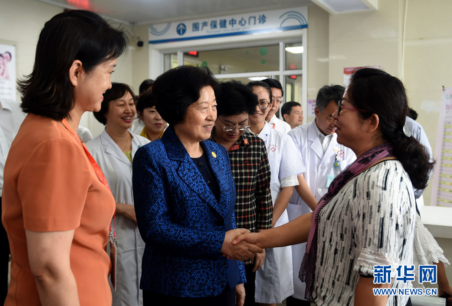 8月9日，中共中央政治局委員、中央統(tǒng)戰(zhàn)部部長、中央代表團副團長孫春蘭率中央代表團三分團，先后赴內(nèi)蒙古自治區(qū)烏海市、阿拉善盟看望各族干部群眾。這是孫春蘭在烏海市婦兒醫(yī)療預防保健中心同患者親切交談。新華社記者 任軍川 攝