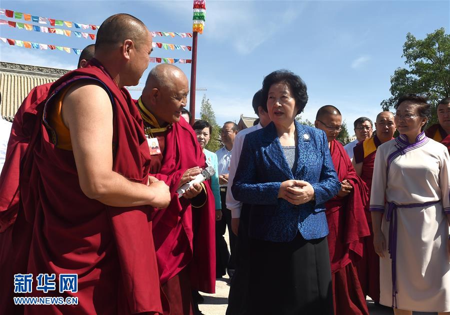8月10日，中共中央政治局委員、中央統(tǒng)戰(zhàn)部部長、中央代表團(tuán)副團(tuán)長孫春蘭率中央代表團(tuán)三分團(tuán)繼續(xù)在內(nèi)蒙古自治區(qū)阿拉善盟看望慰問，把以習(xí)近平同志為核心的黨中央的親切關(guān)懷和全國各族人民的美好祝福帶給阿拉善各族各界干部群眾。這是孫春蘭在佛教寺廟延福寺考察。新華社記者 任軍川 攝
