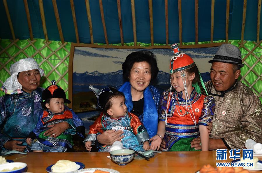 8月11日，帶著以習(xí)近平同志為核心的黨中央的親切關(guān)懷和全國各族人民的美好祝福，中共中央政治局委員、中央統(tǒng)戰(zhàn)部部長、中央代表團副團長孫春蘭率中央代表團三分團在錫林郭勒盟看望各族干部群眾，共同慶祝內(nèi)蒙古自治區(qū)成立70周年。這是孫春蘭在錫林浩特市寶力根蘇木牧民巴&middot;巴特爾（右一）家中看望。新華社記者 任軍川 攝