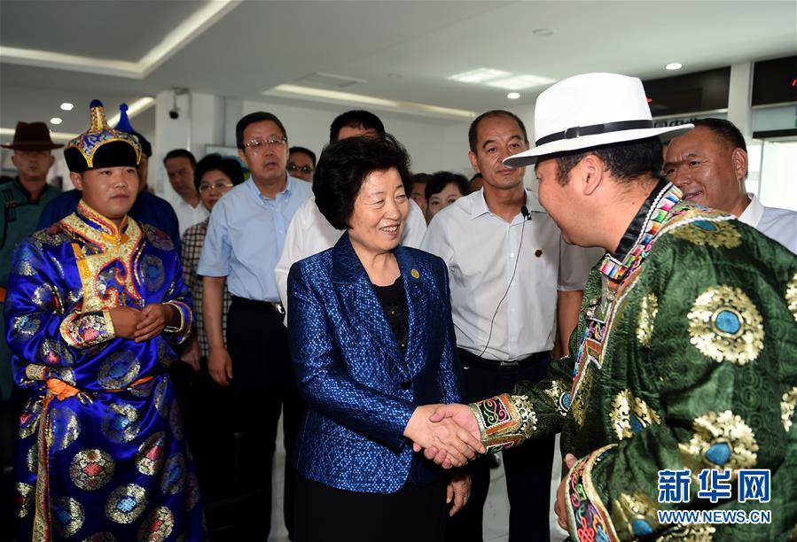 8月11日，帶著以習(xí)近平同志為核心的黨中央的親切關(guān)懷和全國各族人民的美好祝福，中共中央政治局委員、中央統(tǒng)戰(zhàn)部部長、中央代表團副團長孫春蘭率中央代表團三分團在錫林郭勒盟看望各族干部群眾，共同慶祝內(nèi)蒙古自治區(qū)成立70周年。這是孫春蘭在非公企業(yè)大莊園生態(tài)牛羊肉產(chǎn)業(yè)示范園同前來售羊的牧民親切交談。新華社記者 任軍川 攝