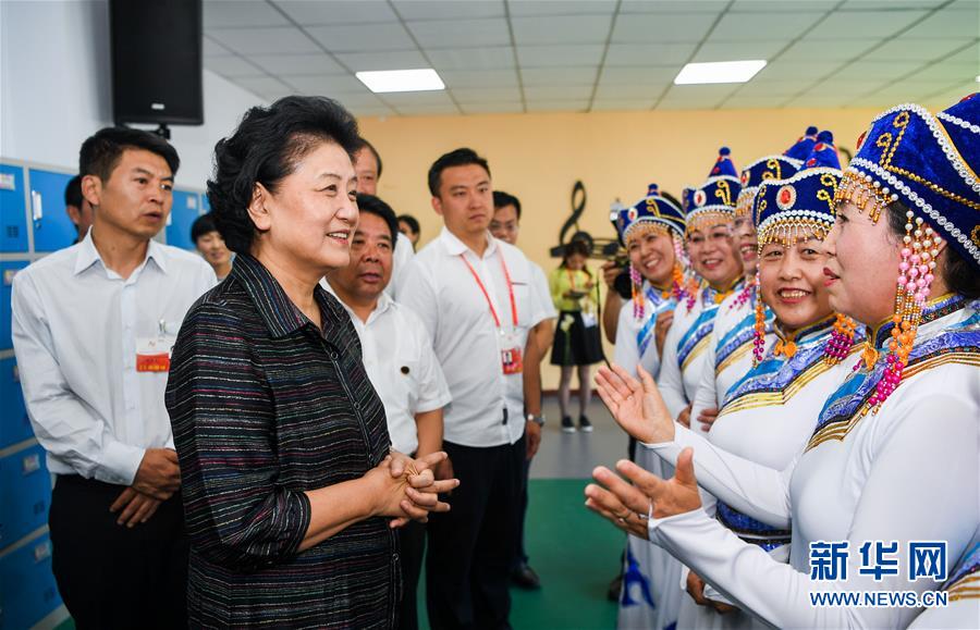 8月11日，中共中央政治局委員、國務(wù)院副總理、中央代表團(tuán)副團(tuán)長劉延?xùn)|率中央代表團(tuán)二分團(tuán)，看望慰問烏蘭察布各族干部群眾，轉(zhuǎn)達(dá)以習(xí)近平同志為核心的黨中央的親切關(guān)懷和全國人民的美好祝愿。這是劉延?xùn)|在考察察哈爾社區(qū)時(shí)與居民們親切交談。新華社記者 連振 攝