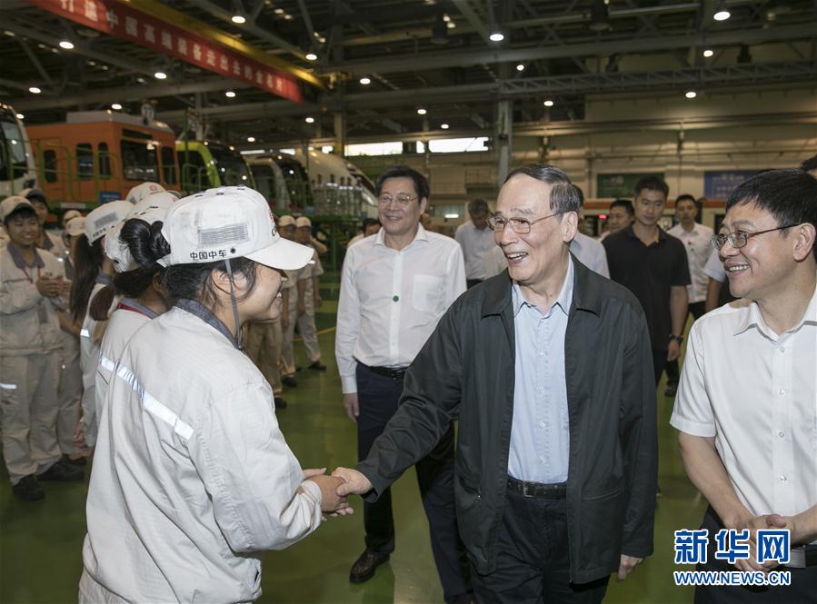 9月3日至5日，中共中央政治局常委、中央紀(jì)委書記、中央巡視工作領(lǐng)導(dǎo)小組組長王岐山在湖南省調(diào)研并主持召開巡察工作座談會。這是9月4日，王岐山到中國中車株洲電力機車有限公司考察。新華社記者 王曄 攝
