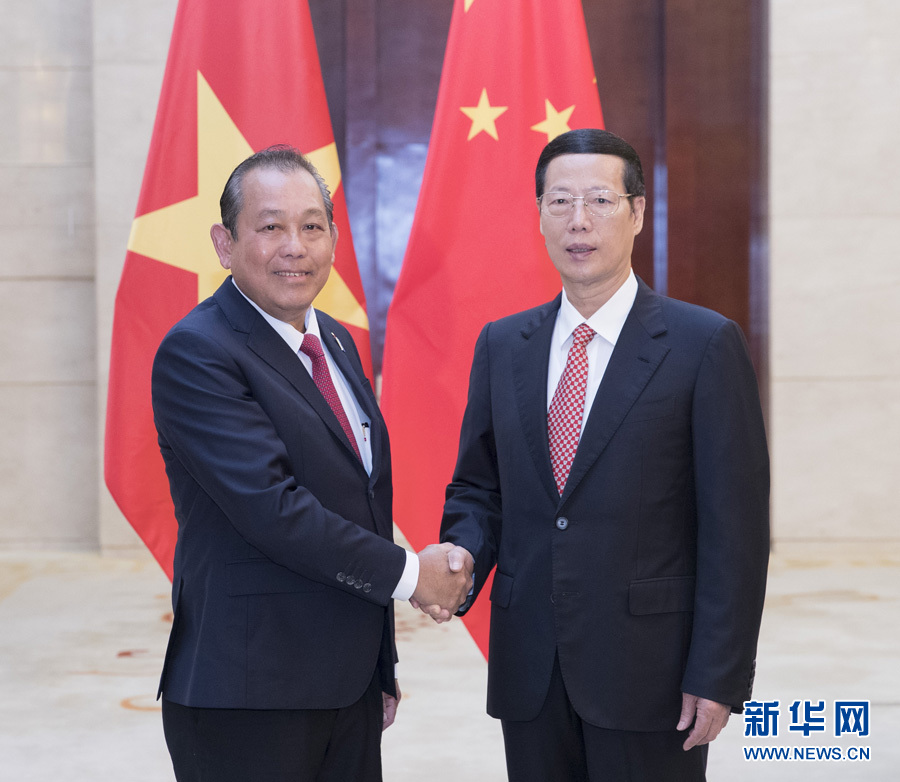  9月11日，中共中央政治局常委、國務(wù)院副總理張高麗在廣西南寧會(huì)見前來出席第十四屆中國－東盟博覽會(huì)和中國－東盟商務(wù)與投資峰會(huì)的越南常務(wù)副總理張和平。新華社記者王曄攝