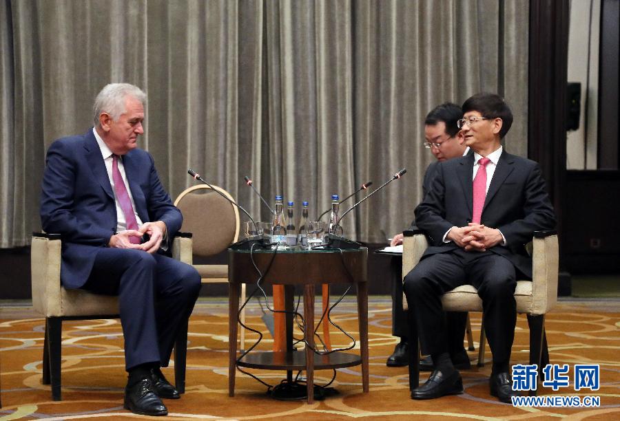 9月11日，在塞爾維亞首都貝爾格萊德，習(xí)近平主席特使、中共中央政治局委員、中央政法委書記孟建柱（右）會見塞爾維亞前總統(tǒng)尼科利奇（左）。新華社記者王慧娟攝