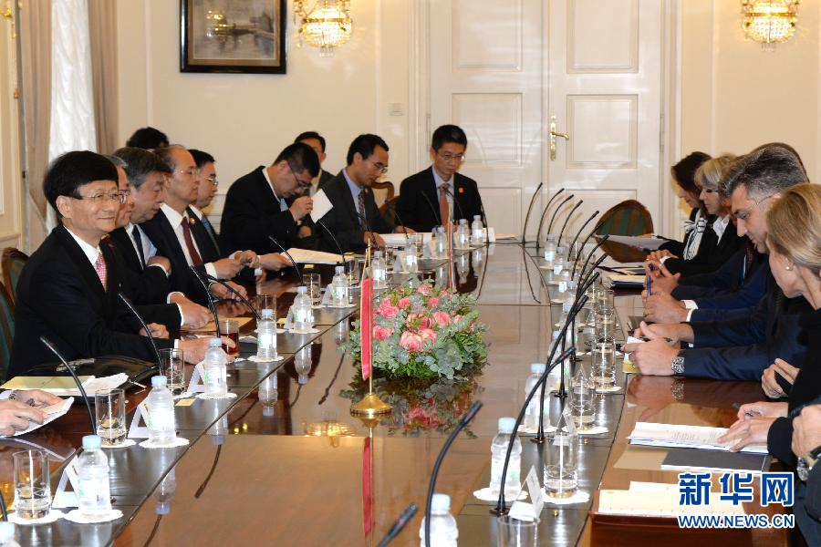 9月12日，克羅地亞總理普連科維奇（右二）在首都薩格勒布會見到訪的習(xí)近平主席特使、中共中央政治局委員、中央政法委書記孟建柱（左一）。新華社記者高磊攝