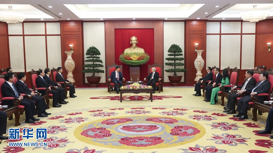 應(yīng)越南共產(chǎn)黨邀請，中共中央政治局常委、中央書記處書記劉云山9月18日至19日對越南進(jìn)行正式訪問。這是9月18日，劉云山在河內(nèi)會見越共中央總書記阮富仲。 新華社記者 龐興雷 攝