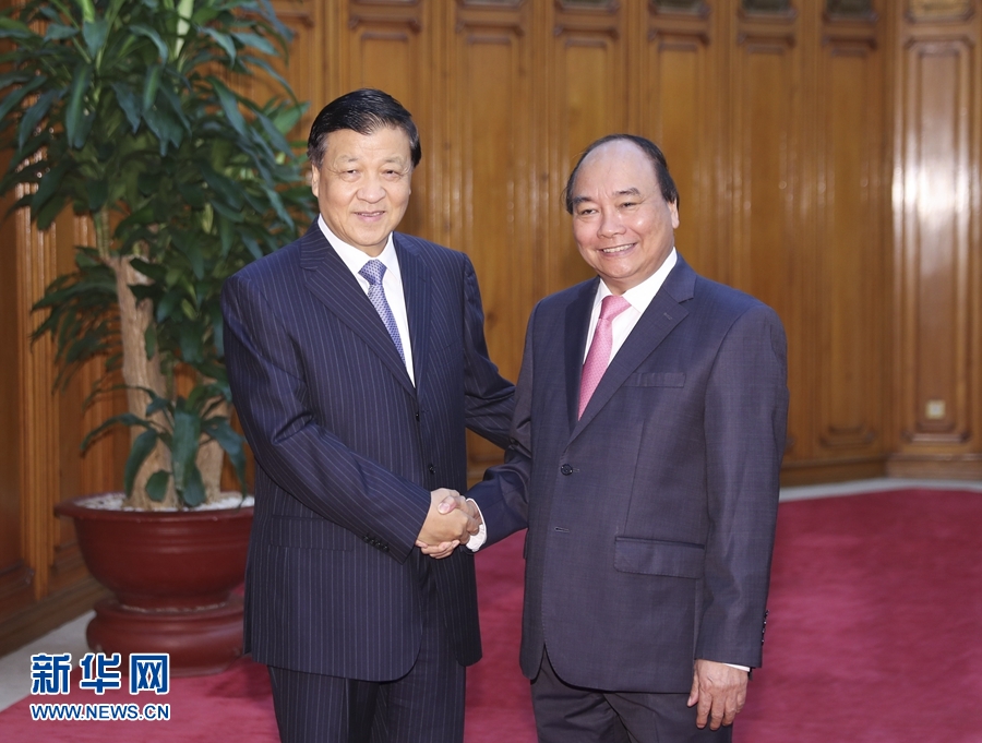 應(yīng)越南共產(chǎn)黨邀請，中共中央政治局常委、中央書記處書記劉云山9月18日至19日對越南進(jìn)行正式訪問。這是9月19日，劉云山在河內(nèi)會見越南總理阮春福。 新華社記者 丁林 攝