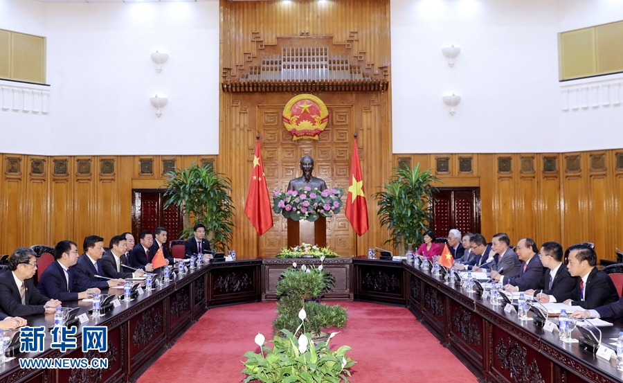 應(yīng)越南共產(chǎn)黨邀請，中共中央政治局常委、中央書記處書記劉云山9月18日至19日對越南進(jìn)行正式訪問。這是9月19日，劉云山在河內(nèi)會見越南總理阮春福。 新華社記者 丁林 攝