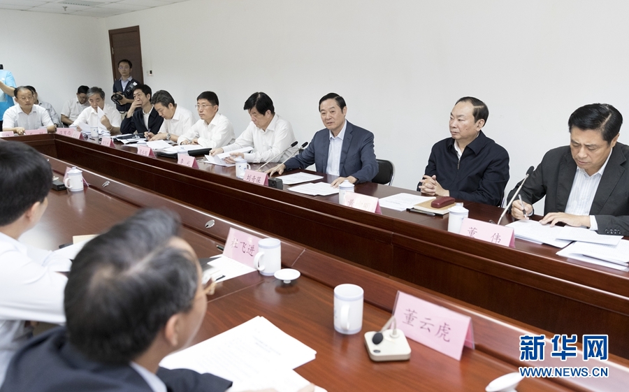 9月22日，中共中央政治局委員、中央書記處書記、中宣部部長劉奇葆在北京調(diào)研京劇像音像工程情況。這是劉奇葆與有關(guān)方面負(fù)責(zé)同志座談交流。新華社記者 丁海濤 攝