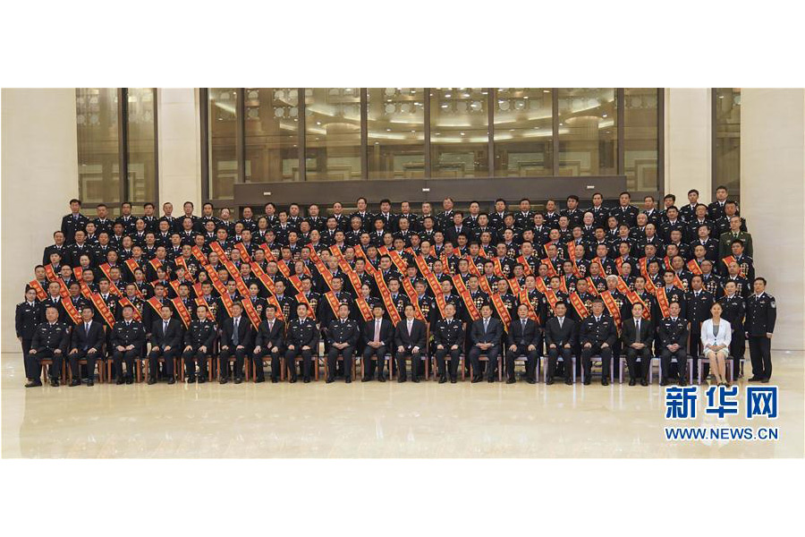 9月22日，&ldquo;熱血鑄劍&middot;丹心衛(wèi)民&rdquo;全國公安百佳刑警推選活動(dòng)揭曉儀式在北京舉行。中共中央政治局委員、中央政法委書記孟建柱會(huì)見當(dāng)選民警并觀看揭曉儀式。國務(wù)委員、公安部部長郭聲琨參加會(huì)見并觀看揭曉儀式。新華社記者 殷剛 攝