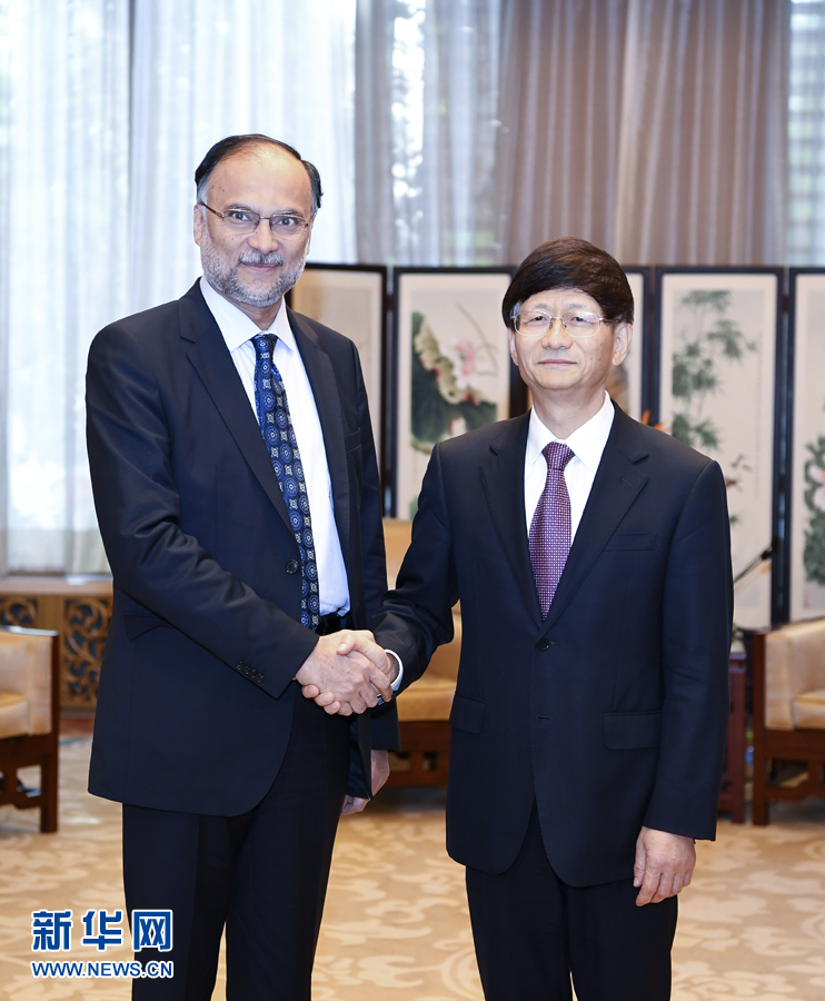 9月26日，中共中央政治局委員、中央政法委書記孟建柱在北京會(huì)見來華出席國際刑警組織第86屆全體大會(huì)的巴基斯坦內(nèi)政部長伊克巴爾。新華社記者 張領(lǐng) 攝