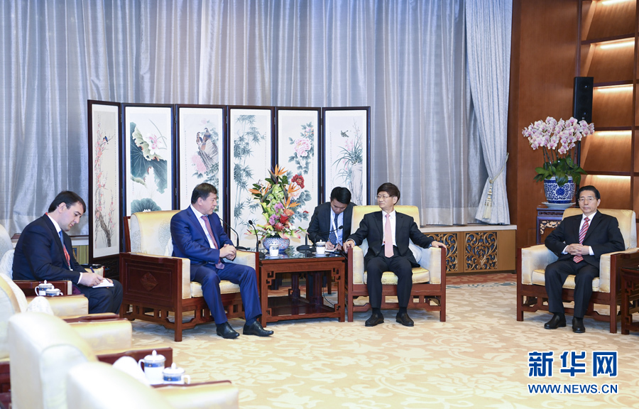 9月26日，中共中央政治局委員、中央政法委書記孟建柱在北京會(huì)見來華出席國際刑警組織第86屆全體大會(huì)的塔吉克斯坦內(nèi)務(wù)部長拉希姆佐達(dá)。國務(wù)委員、公安部部長郭聲琨參加有關(guān)會(huì)見。新華社記者 張領(lǐng) 攝