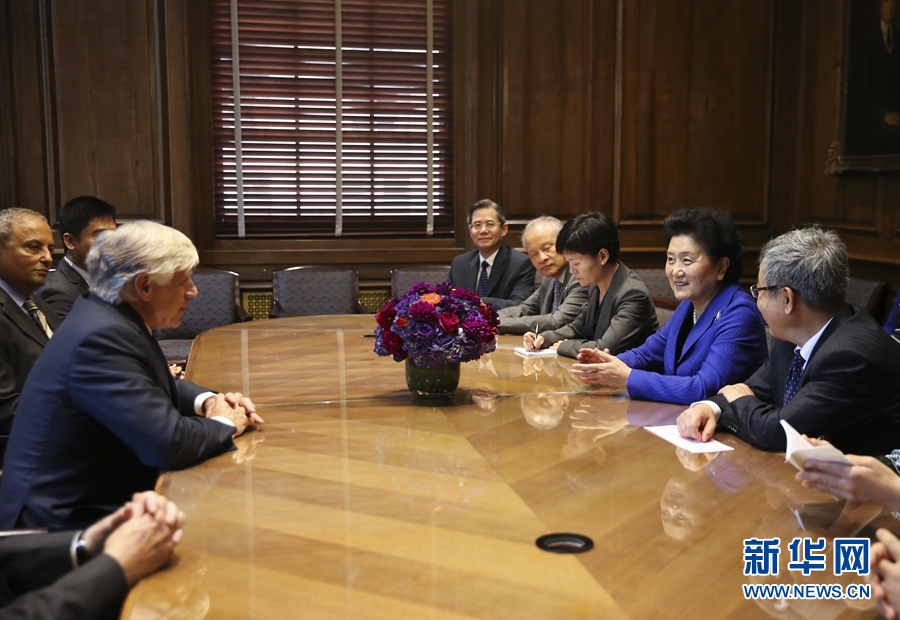 當(dāng)?shù)貢r(shí)間9月26日，國務(wù)院副總理劉延?xùn)|在紐約哥倫比亞大學(xué)出席中美大學(xué)校長與智庫論壇并發(fā)表主旨演講。這是論壇開始前，國務(wù)院副總理劉延?xùn)|（右二）會(huì)見哥倫比亞大學(xué)校長博林格（左）。新華社記者 王迎 攝