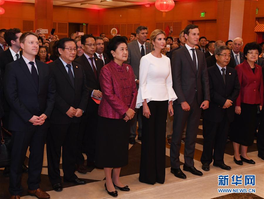 當(dāng)?shù)貢r(shí)間9月27日晚，正在華盛頓出席首輪中美社會(huì)和人文對(duì)話的國務(wù)院副總理劉延?xùn)|出席中國駐美國使館2017年國慶招待會(huì)。新華社記者殷博古攝