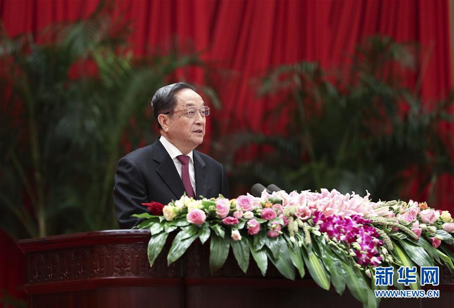 9月28日，全國(guó)政協(xié)辦公廳、中共中央統(tǒng)戰(zhàn)部、國(guó)務(wù)院僑辦、國(guó)務(wù)院港澳辦、國(guó)務(wù)院臺(tái)辦在北京人民大會(huì)堂聯(lián)合舉行國(guó)慶招待會(huì)。中共中央政治局常委、全國(guó)政協(xié)主席俞正聲與2800多名港澳臺(tái)僑各界代表歡聚一堂，慶祝中華人民共和國(guó)成立68周年。這是俞正聲在招待會(huì)上致辭。新華社記者 龐興雷 攝
