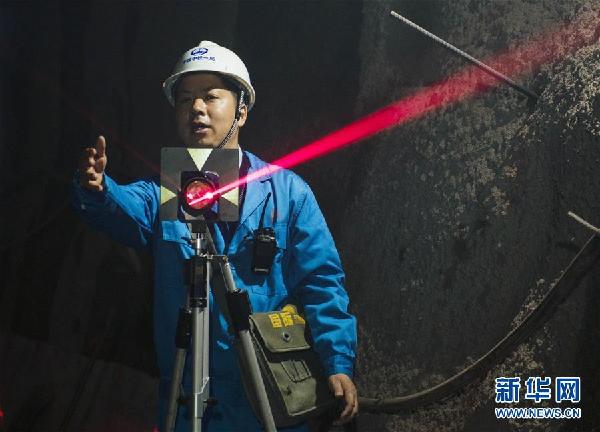 （十九大代表風(fēng)采&middot;圖文互動(dòng)）（1）白芝勇：用點(diǎn)線繪就&ldquo;測(cè)量人生&rdquo;