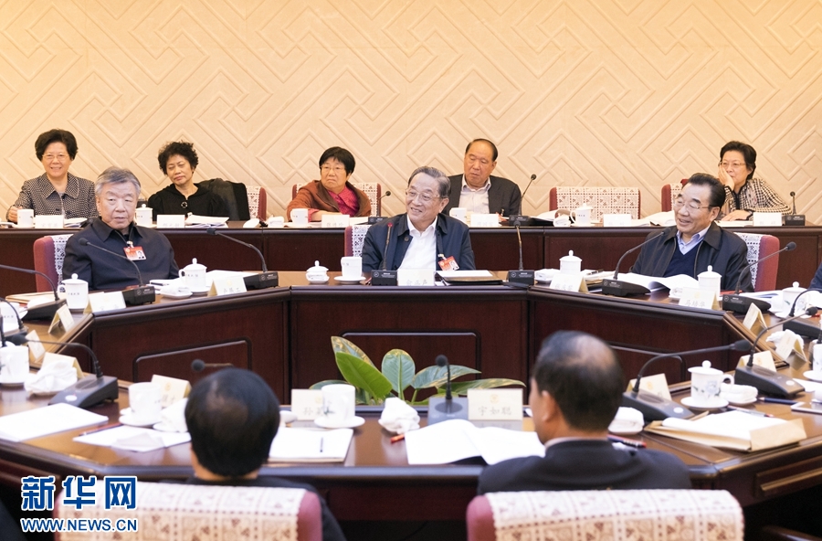 10月30日，政協(xié)第十二屆全國(guó)委員會(huì)常務(wù)委員會(huì)第二十三次會(huì)議舉行分組討論，與會(huì)人員圍繞深入學(xué)習(xí)貫徹中共十九大精神認(rèn)真討論，積極建言獻(xiàn)策。全國(guó)政協(xié)主席俞正聲參加討論。新華社記者 丁海濤 攝