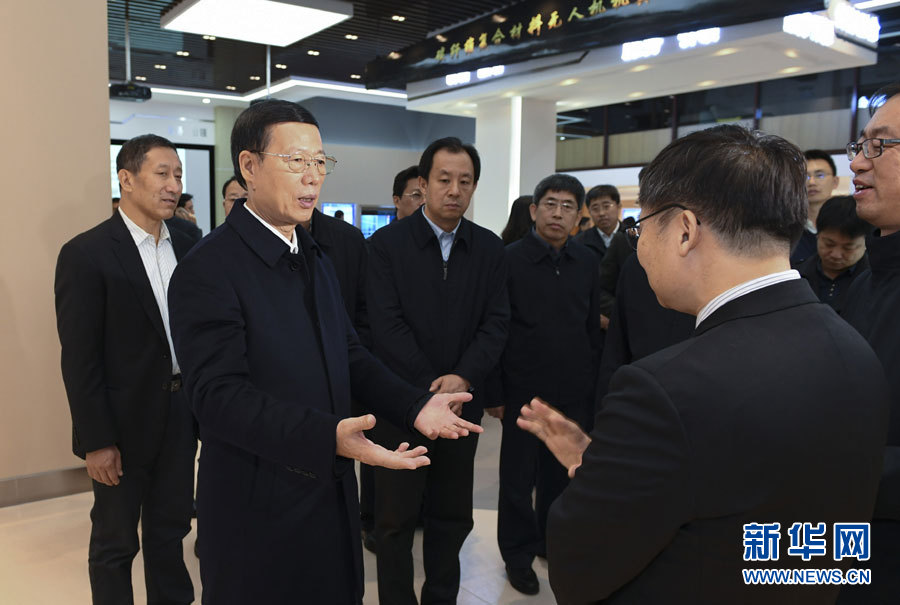 11月14日至15日，國務院副總理張高麗在黑龍江調(diào)研。這是11月14日，張高麗到黑龍江工業(yè)技術(shù)研究院成果展示中心，了解產(chǎn)學研結(jié)合推動創(chuàng)新發(fā)展情況。 新華社記者 高潔 攝
