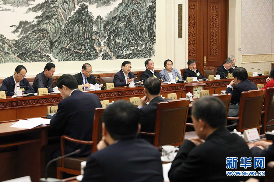 12月23日，十二屆全國人大常委會第三十一次會議舉行分組會議，審議監(jiān)察法草案二次審議稿等。張德江委員長參加審議。 新華社記者劉衛(wèi)兵攝