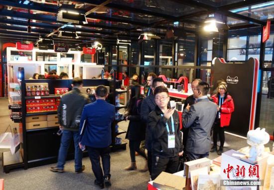 走進(jìn)&ldquo;互聯(lián)網(wǎng)之光&rdquo;博覽會，無人超市是本次展會最大的熱點(diǎn)，顧客可用二維碼進(jìn)入超市，實現(xiàn)全自動購物。