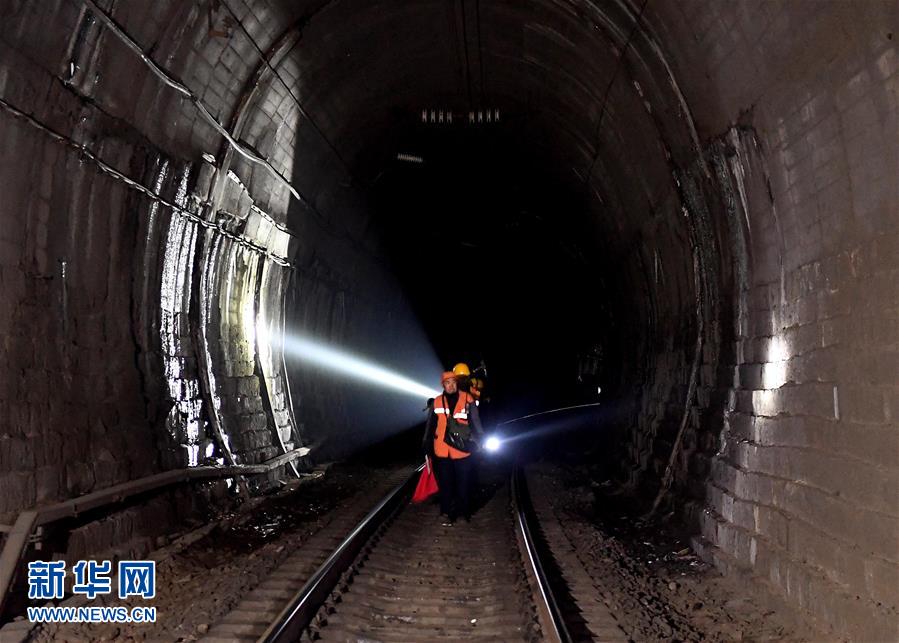 （走基層 聽(tīng)民聲）（6）鐵路守護(hù)者 隧道&ldquo;打冰人&rdquo;