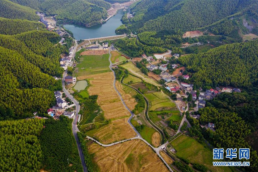 （圖文互動&middot;新華全媒頭條）（6）讓農(nóng)民致富奔小康的道路越走越寬廣&mdash;&mdash;黨的十八大以來以習近平同志為核心的黨中央關心農(nóng)村公路發(fā)展紀實