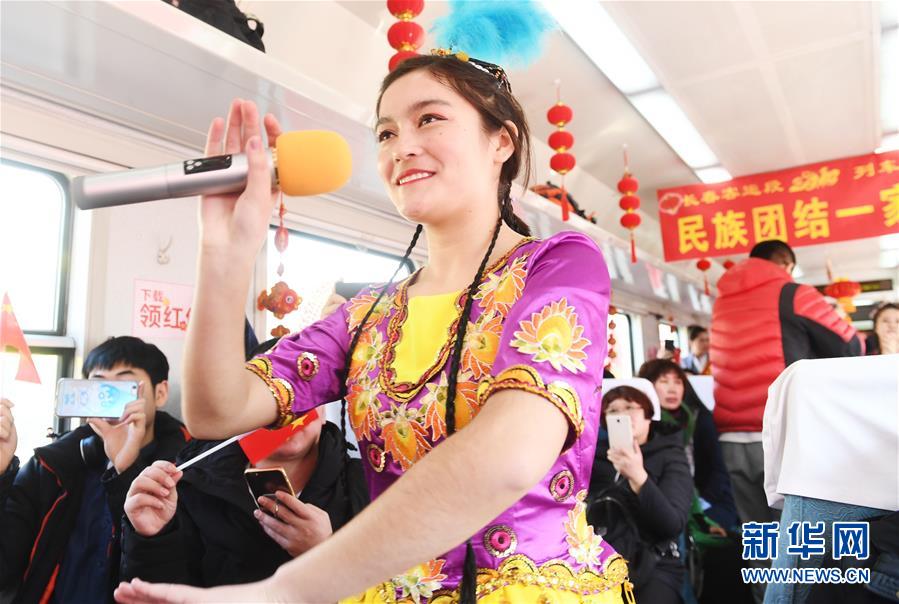 （新春走基層）（6）&ldquo;列車春晚&rdquo;歡樂回家路