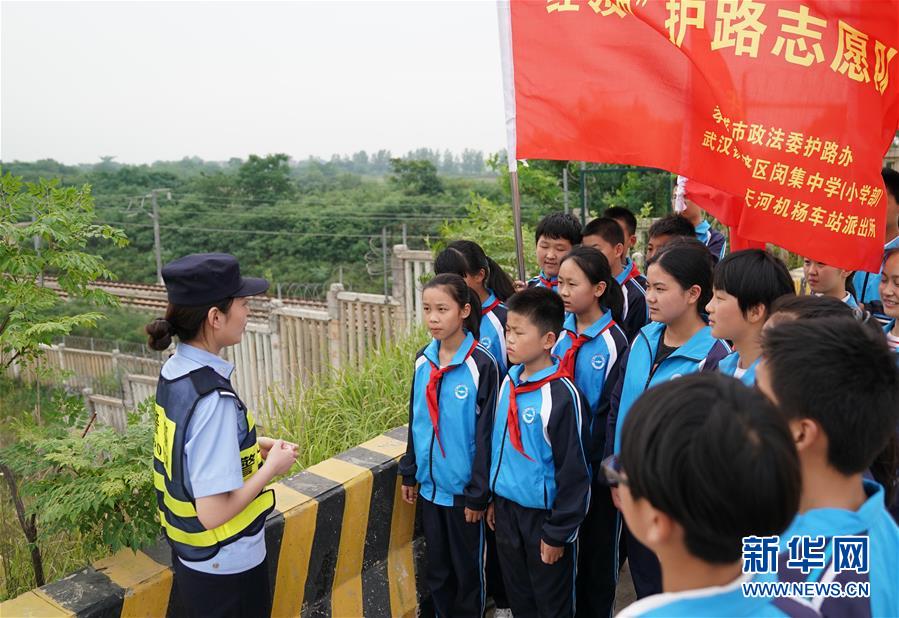 （社會(huì)）（2）孩子們的&ldquo;紅領(lǐng)巾護(hù)路志愿隊(duì)&rdquo;