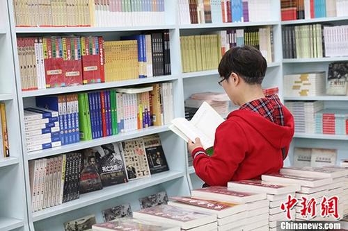 5月9日，一女子在哈爾濱市某書店選購圖書。從5月1日至5月4日，全國32家紙廠宣布漲價(jià)，各紙種漲價(jià)幅度為每噸100元至300元不等。對此，出版行業(yè)業(yè)內(nèi)人士表示&ldquo;因?yàn)榧垙垉r(jià)格上漲，直接造成了出版成本的明顯增加，出版行業(yè)只能被迫對圖書定價(jià)進(jìn)行調(diào)整。&rdquo;
<a target='_blank' >中新社</a>記者 于琨 攝