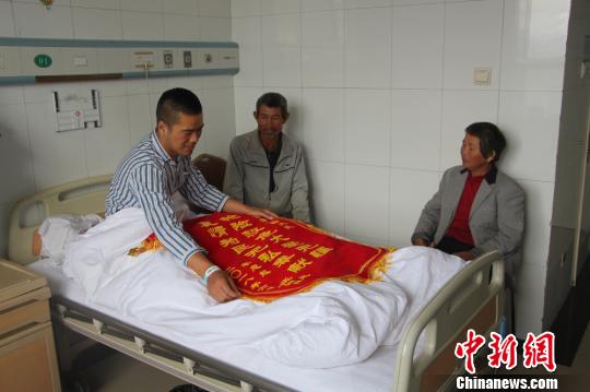 被救的李忠起、張總鳳夫婦看望受傷后的李運飛?！⊥粲?攝