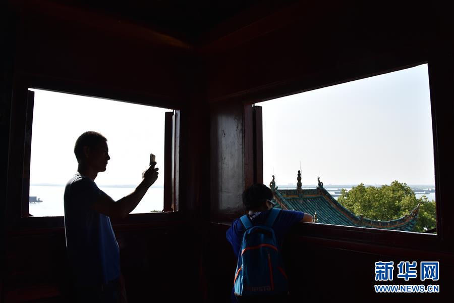 （大江奔流&mdash;&mdash;來自長(zhǎng)江經(jīng)濟(jì)帶的報(bào)道&middot;圖文互動(dòng)）（1）登岳陽樓，又見&ldquo;浩浩湯湯&rdquo;