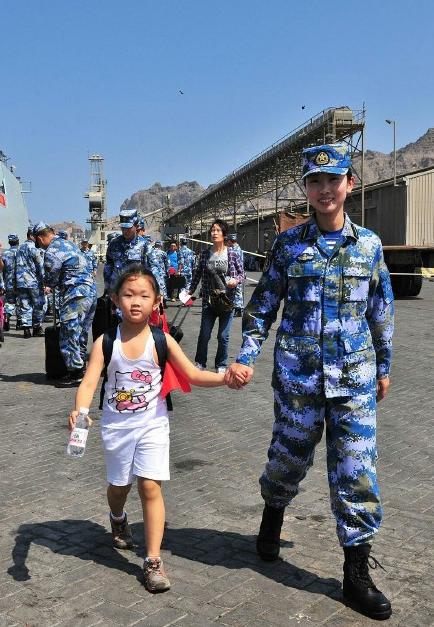 2015年3月，也門，海軍女戰(zhàn)士牽著一名小女孩的手準(zhǔn)備登上軍艦。