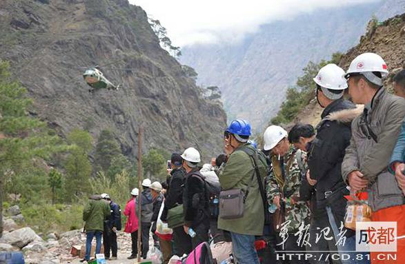 2015年4月，因地震被困尼泊爾的中國公民準(zhǔn)備登機(jī)