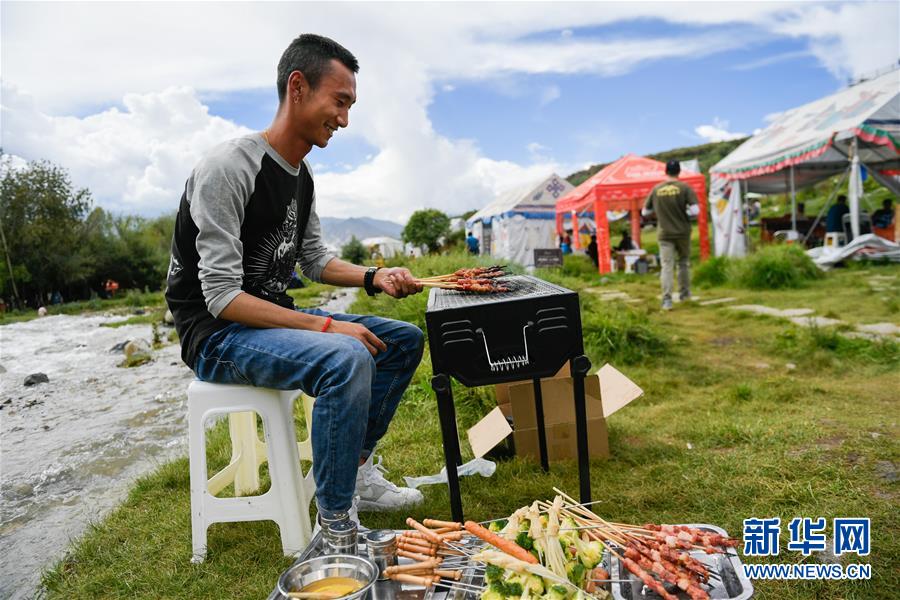 （社會(huì)）（9）夏日&ldquo;過(guò)林卡&rdquo; 親近大自然