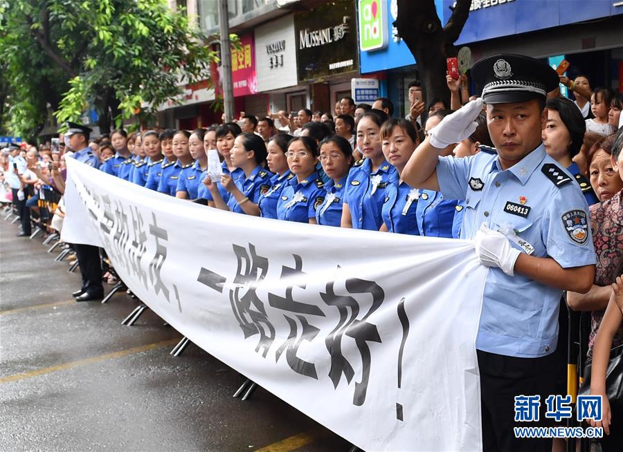 （熱點(diǎn)鮮報(bào)&middot;圖文互動）（1）以身擋刀、以命護(hù)民，四川十萬群眾送別公安英雄