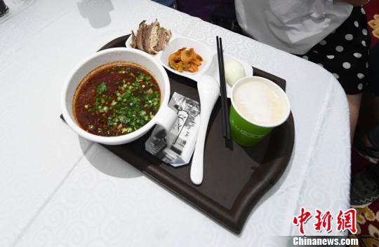 圖為&ldquo;環(huán)西部火車游Y667/8次&rdquo;列車上推出蘭州牛肉面套餐，套餐38元，有一碗牛肉面、一碟牛肉、一個雞蛋、一份小菜、一份甜胚子。　楊艷敏 攝