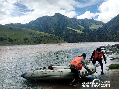 管護員久美扎西（右）和朋友正準備將皮劃艇抬上岸。