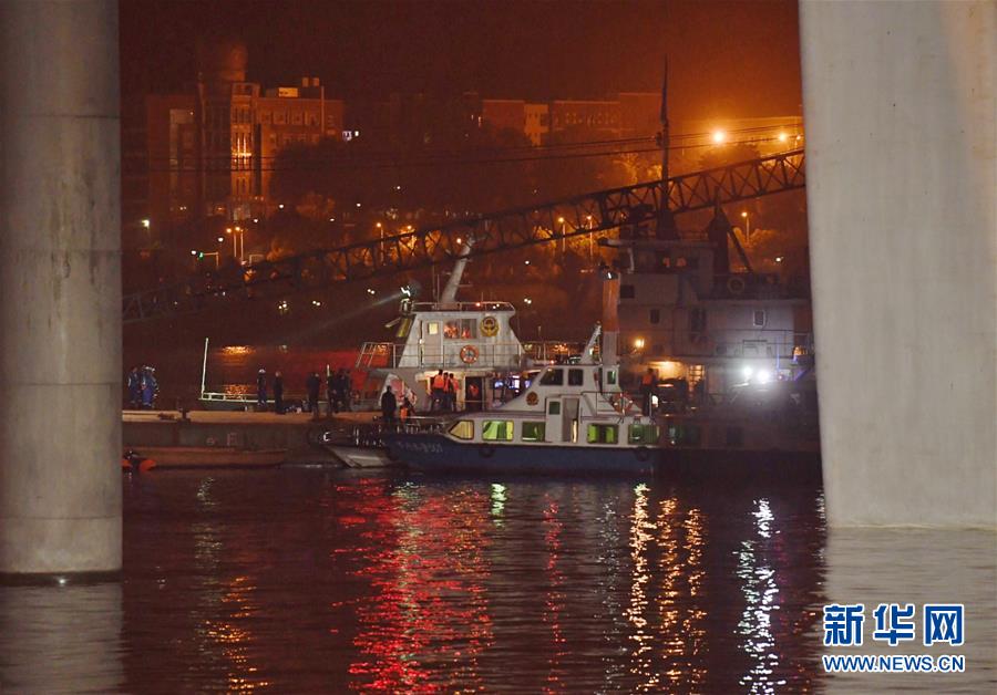 （重慶公交車墜江事故&middot;圖文互動(dòng)）（3）夜幕降臨，重慶萬州公交客車墜江事故救援工作仍在進(jìn)行中