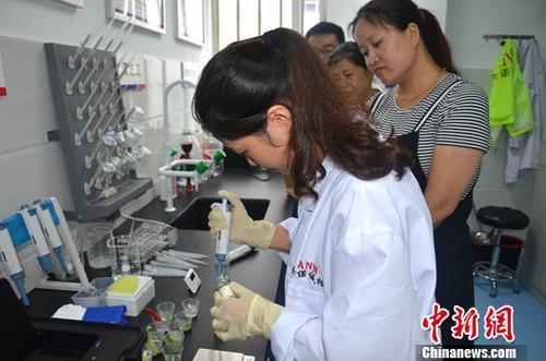 資料圖：工作人員根據消費者要求現(xiàn)場檢驗，共筑食品安全。<a target='_blank' ><p  align=