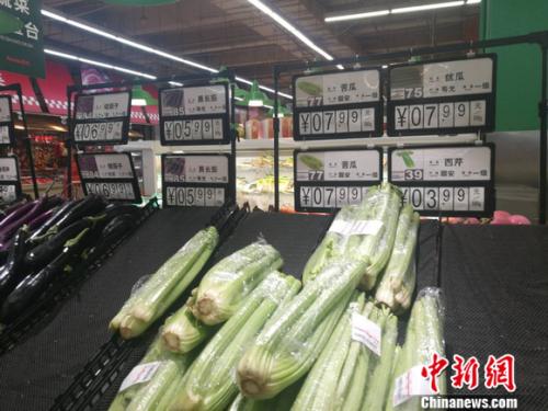 圖為超市里的蔬菜攤。正值晚間，一些菜已被人們買(mǎi)空。 謝藝觀(guān) 攝