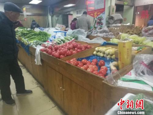 圖為北京一家社區(qū)超市里的菜攤。謝藝觀(guān) 攝