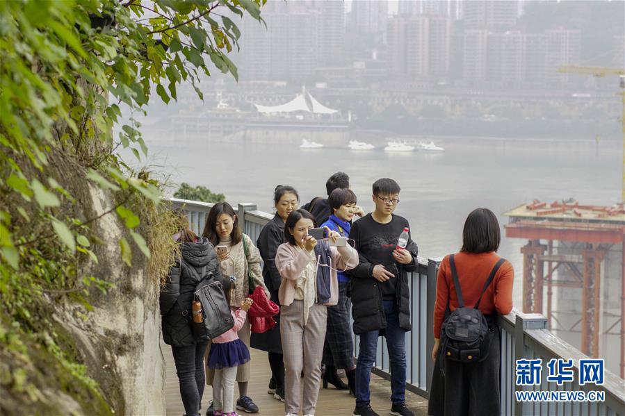 （在習近平新時代中國特色社會主義思想指引下&mdash;&mdash;新時代新作為新篇章&middot;圖文互動）（1）激活新動能 崛起新高地 塑造山水城&mdash;&mdash;重慶推動高質(zhì)量發(fā)展觀察
