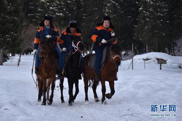 （新春走基層&middot;圖文互動）（1）天山深處&ldquo;電小二&rdquo;：冰雪世界里最暖的一抹&ldquo;黃&rdquo;