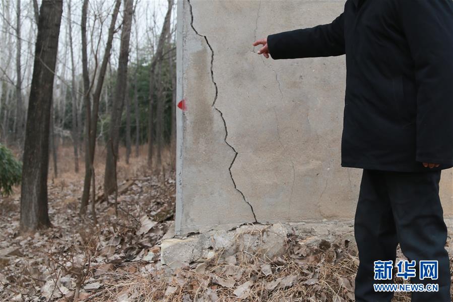 （新華視點(diǎn)&middot;圖文互動(dòng)）（3）挖掘作業(yè)距漢墓中心僅20米，村民住房出現(xiàn)裂縫&hellip;&hellip;&ldquo;造地&rdquo;如何變挖山？